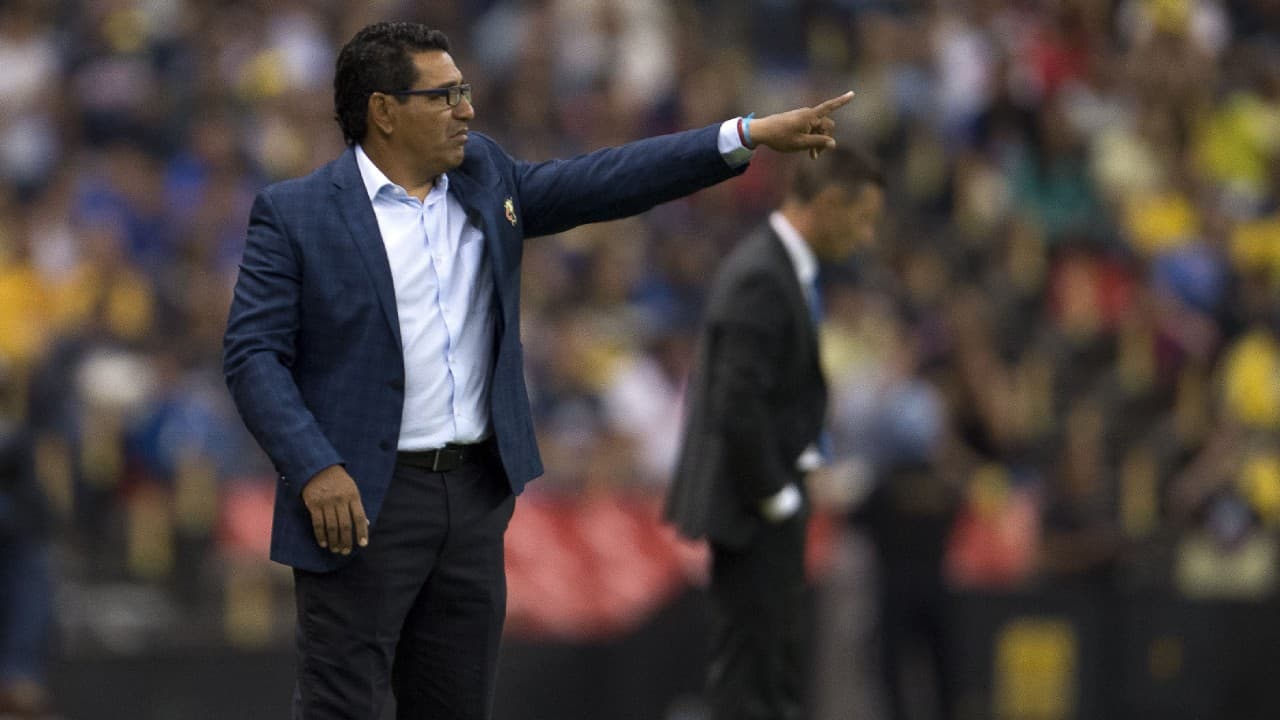 Álvaro Galindo dando indicaciones desde el área técnica del América en el último enfrentamiento ante Cruz Azul.