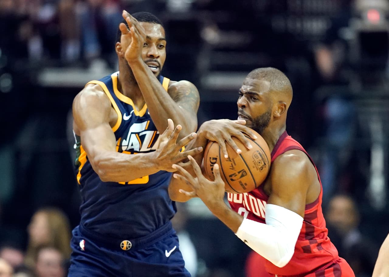Y víctima de esa incisiva defensa, aquí aparece el delantero del Utah Jazz Derrick Favors (izq) quien es 'ultrajado' por el armador de los Houston Rockets Chris Paul. Houston compiló en total ocho robos de balón.