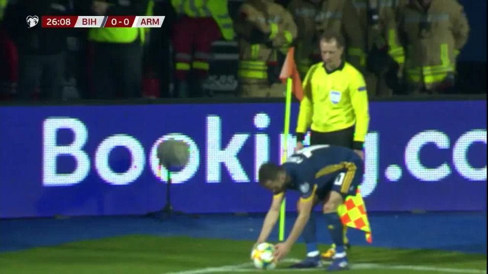 Tiro desviado de Edin Dzeko