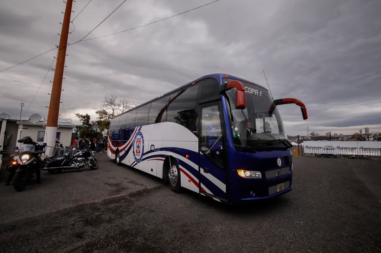 Así fue la llegada del autobús de La Máquina. Cielo encapotado y tarde fría en Querétaro.