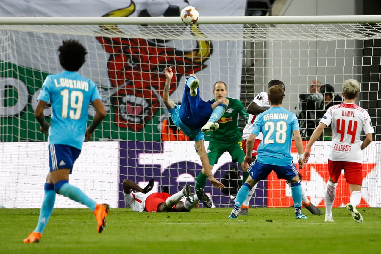 Marsella se acercó de nuevo al arco del Leipzig con Ocampos, que quiso emular a Cristiano Ronaldo.