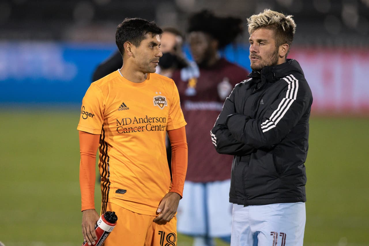 Reunión de compatriotas en MLS: Diego Rubio (Colorado Rapids) junto al central José Bizama (Houston Dynamo FC).
<br>