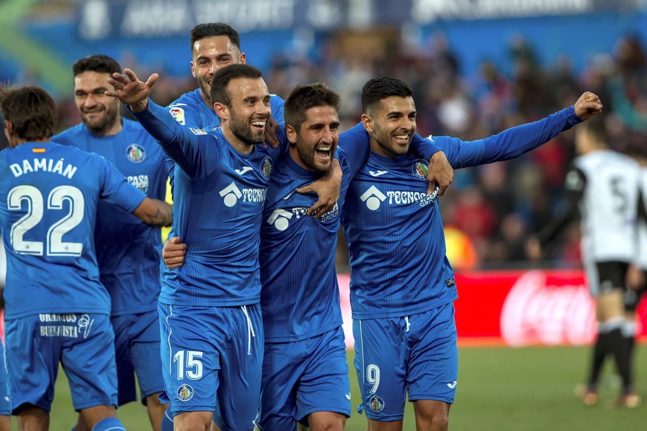 GRAF3253. GETAFE (MADRID), 03/12/2017.- El centrocampista del Getafe Markel Bergara (c) celebra con sus compañeros su marcado ante el Valencia durante el partido correspondiente a la decimocuarta jornada de LaLiga Santander disputado hoy en el Coliseum Alfonso Pérez. EFE/Rodrigo Jimenez