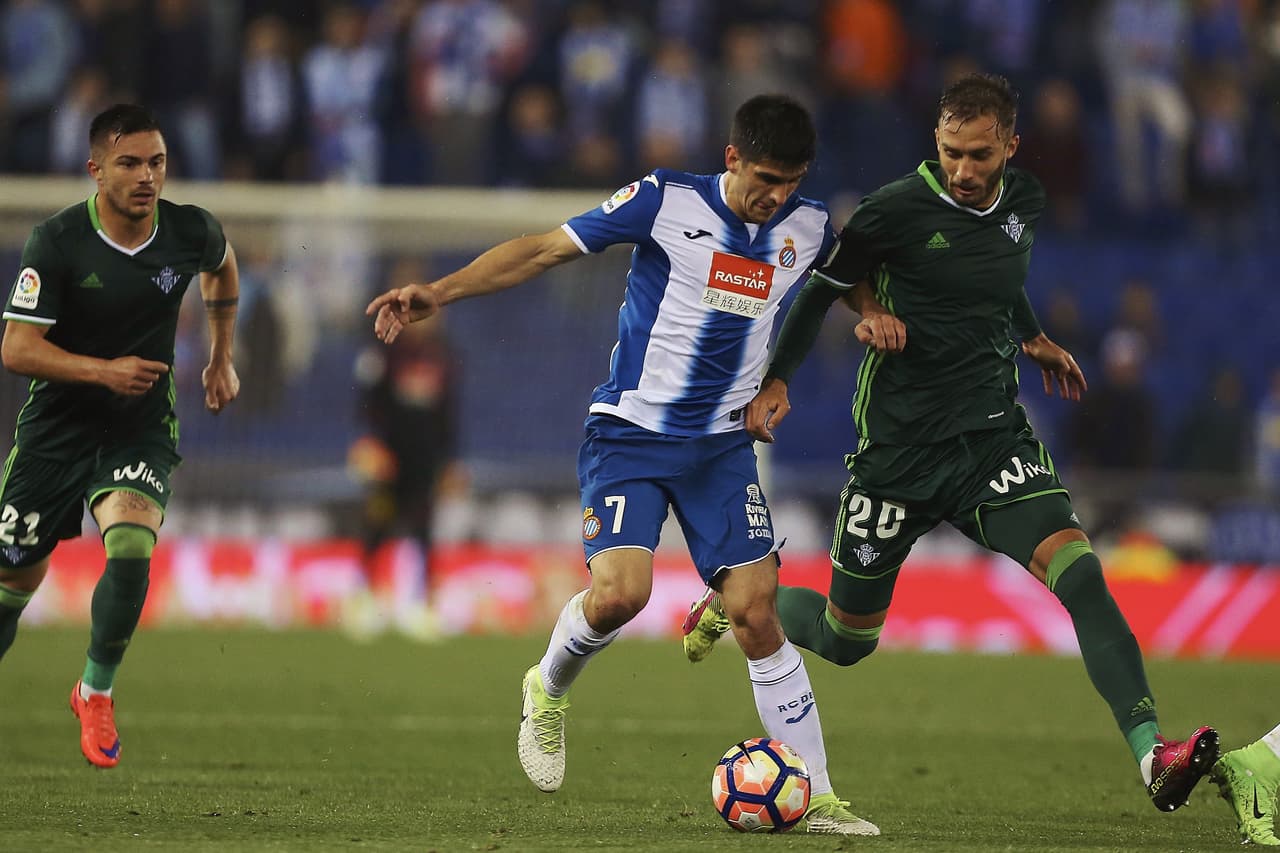 German Pezzella (Betis) y Gerard Moreno (Espanyol) en un duelo por la pelota en el mediocampo cuando el partido era controlado por los béticos, quienes manejaban bien la pelota pero no encontraban el camino al gol.