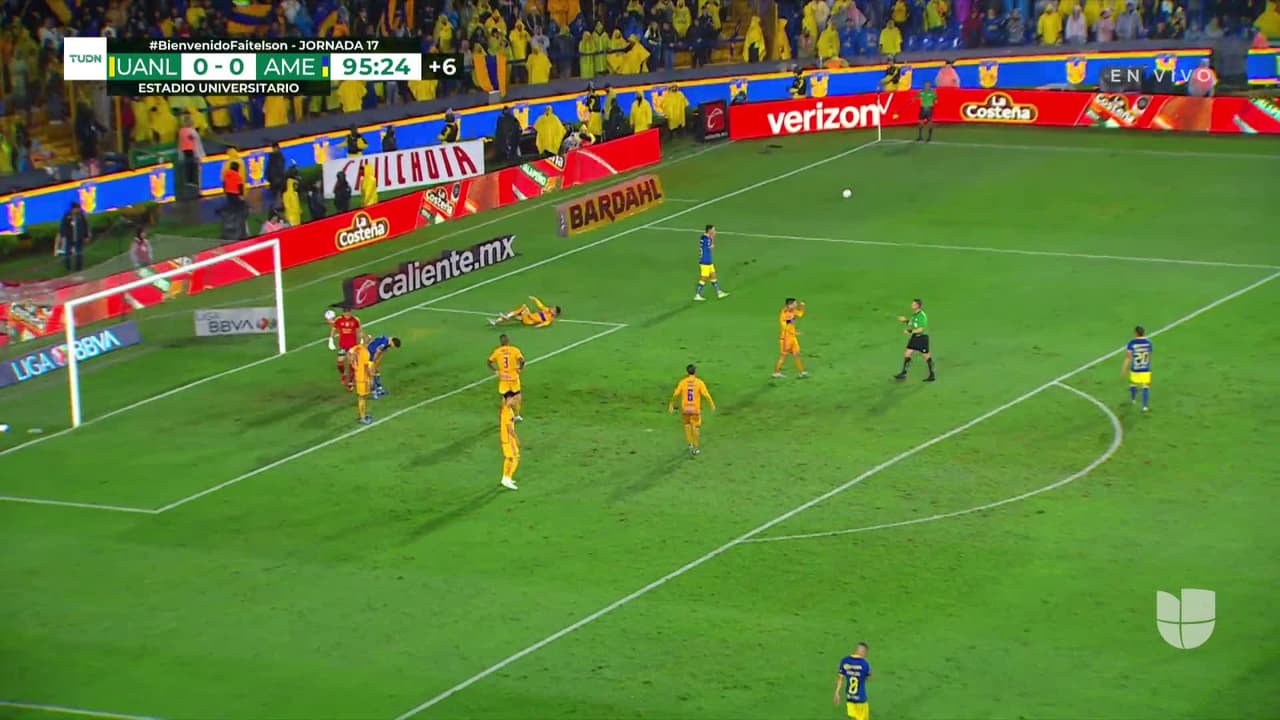 ¡TIRO ATAJADO! disparo por Miguel Layún.