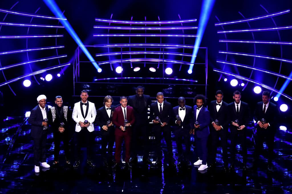 El equipo tuvo la ausencia en la ceremonia de Lionel Messi y Cristiano Ronaldo, a lo que el presentador bromeó al decir que no sabía quienes eran. Así quedó conformado.