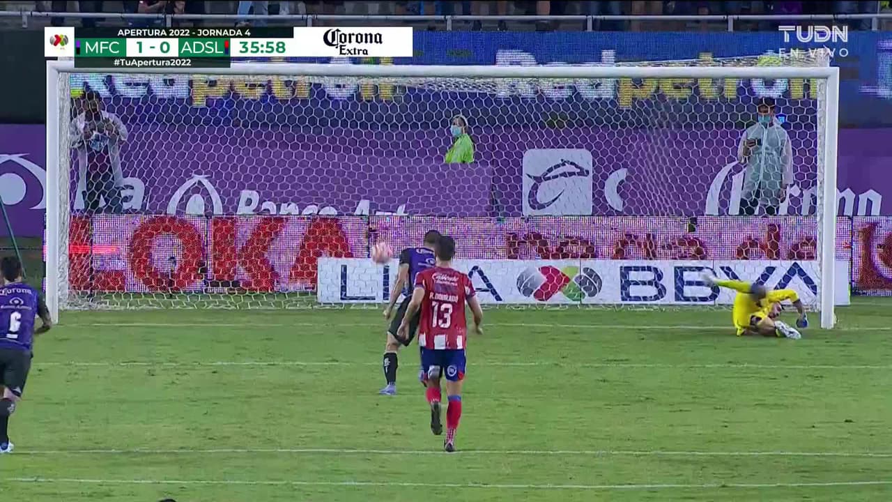 ¡TIRO ATAJADO! disparo por Marco Fabián.