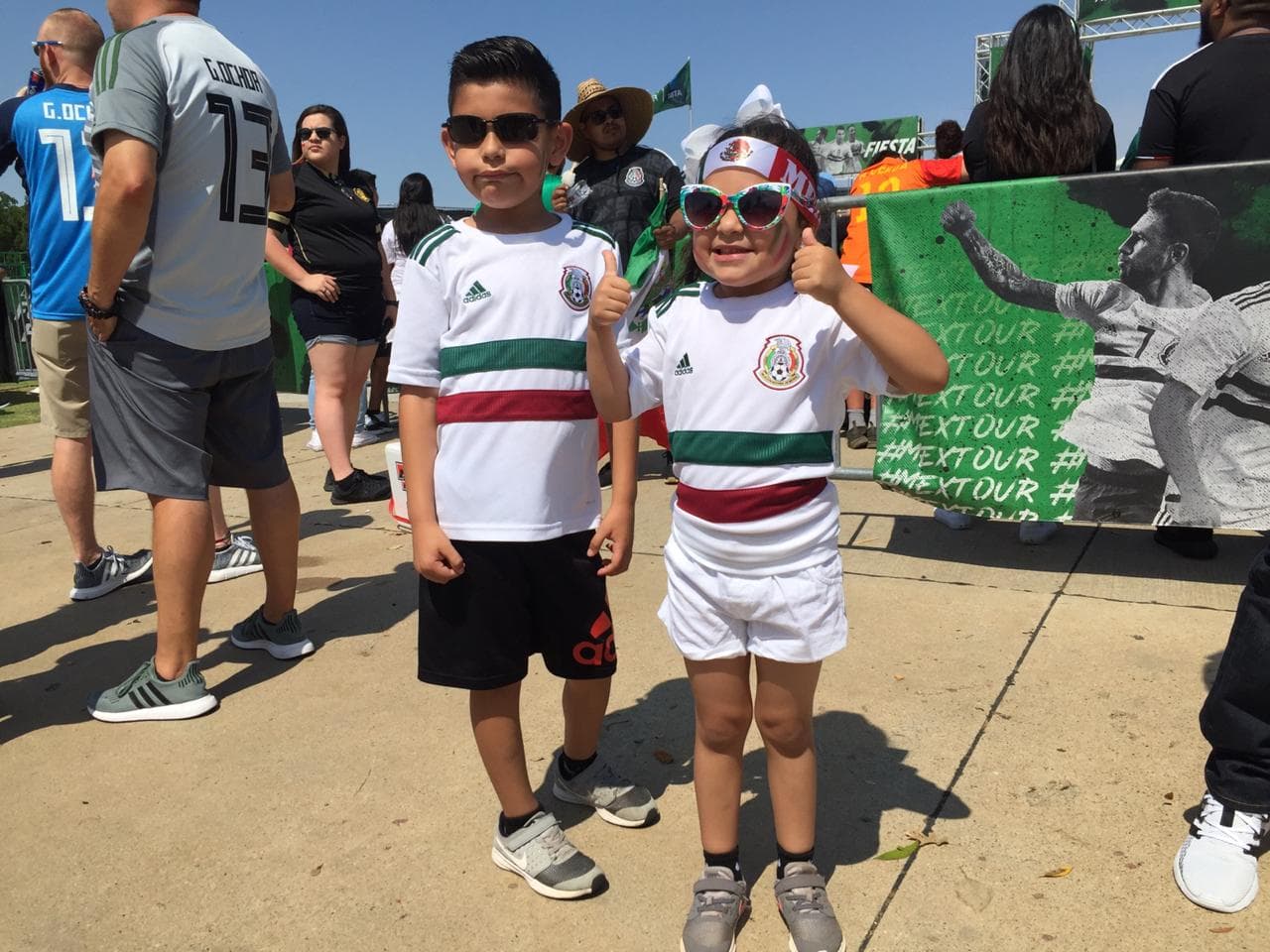 Los fanáticos mexicanos colmaron los alrededores del AT&T Stadium de Arlington, Texas, antes del juego amistoso del Tri contra Ecuador.
