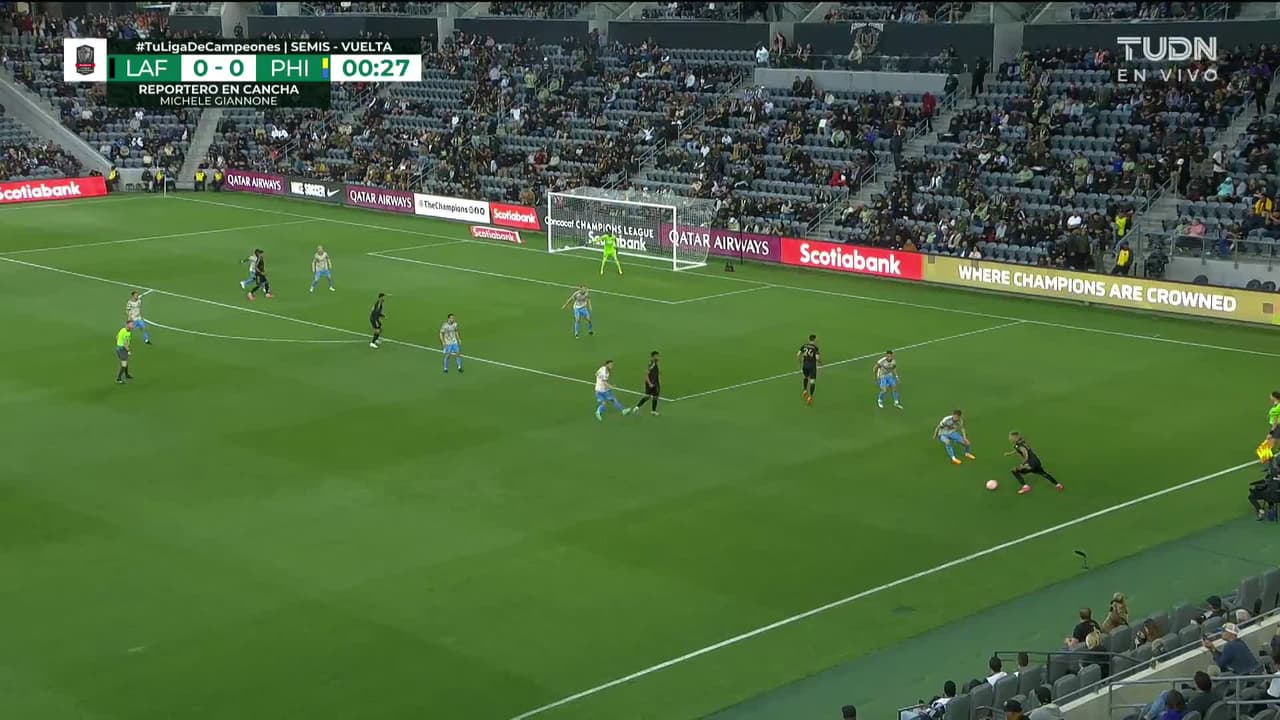 Arranca el partido y la pelota está en juego.