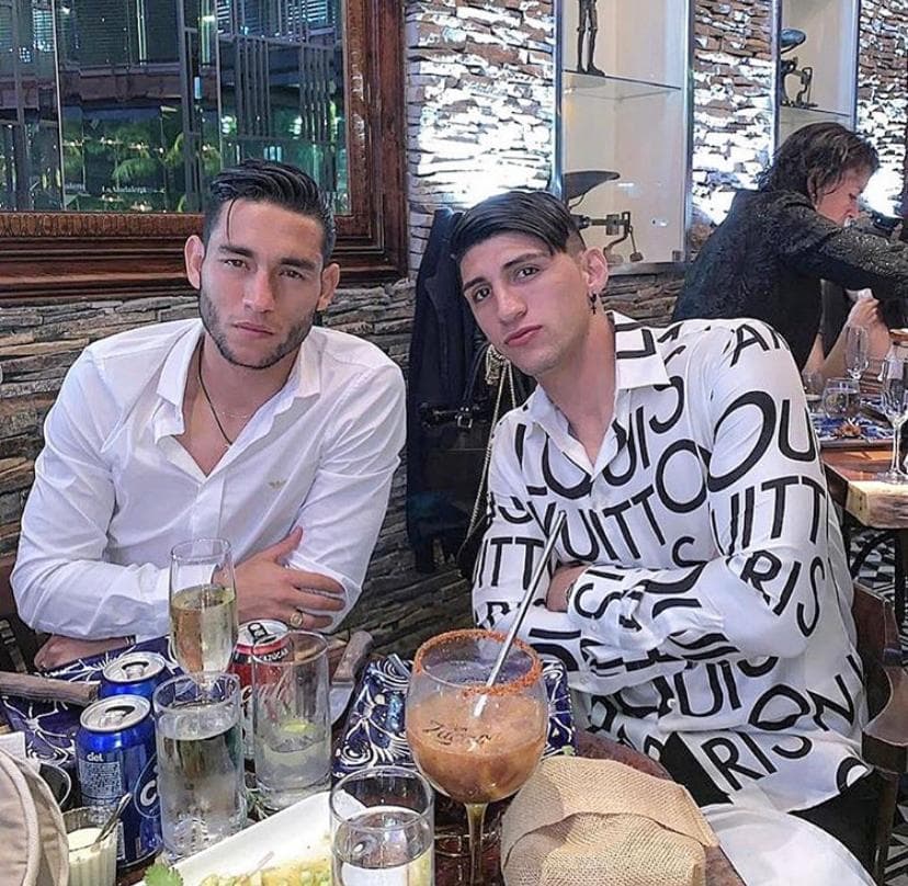 <b>Camisa Louis Vuitton</b>
<br>Aquí aparece en una comida con su excompañero Walter Gael Sandoval, portando otra camista de un valor muy elevado.