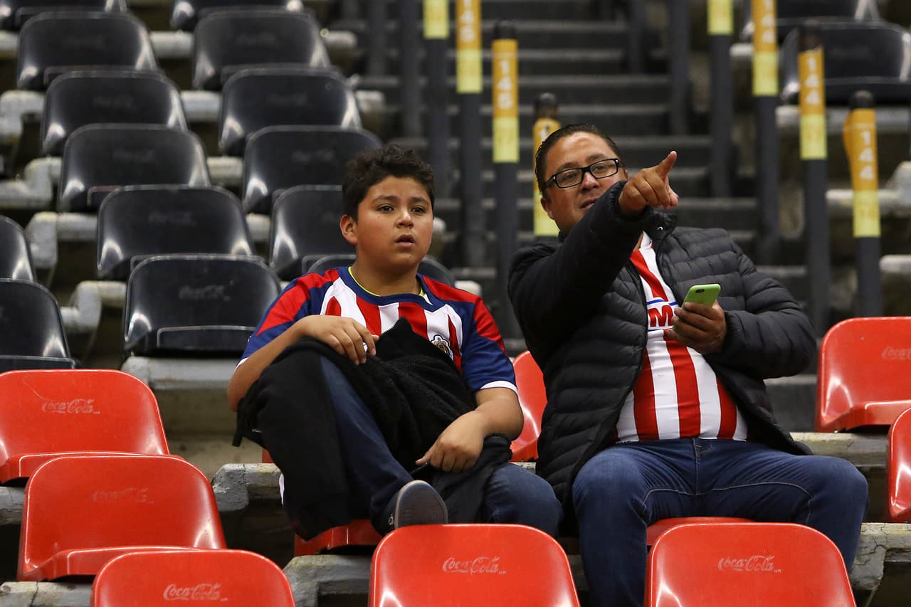 Fanáticos de Chivas en el Estadio Azteca antes del juego contra Cruz Azul.