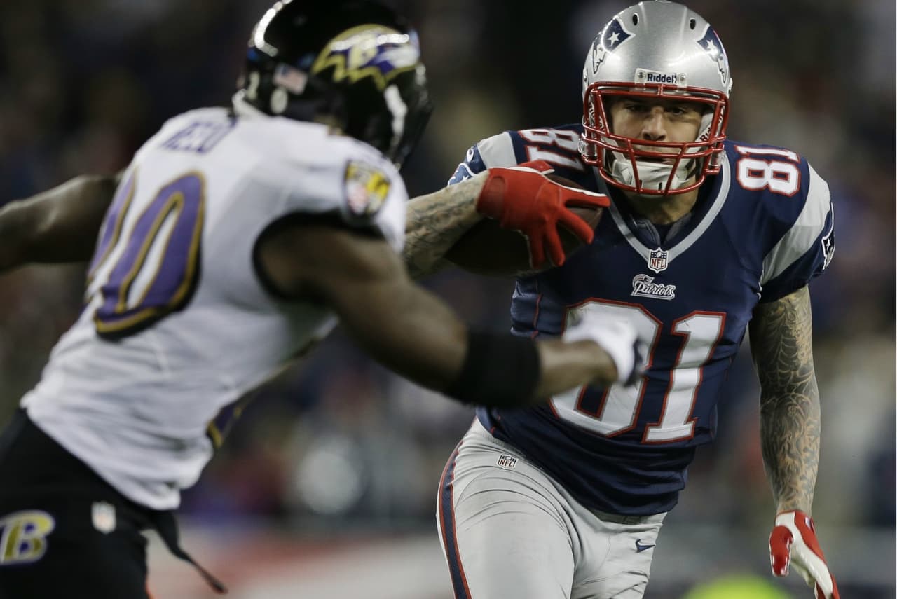 El caso de
<b>Aaron Hernandez </b>es uno de los más lamentables en la historia de la franquicia. Jugó como ala cerrada de 2010 a 2012, tras una espectacular carrera colegial, pero en junio de 2013, justo después de firmar una jugosa extensión de su contrato, fue detenido por su presunta participación en el asesinato del novio de la hermana de su esposa. Dos años después fue sentenciado a cadena perpetua.