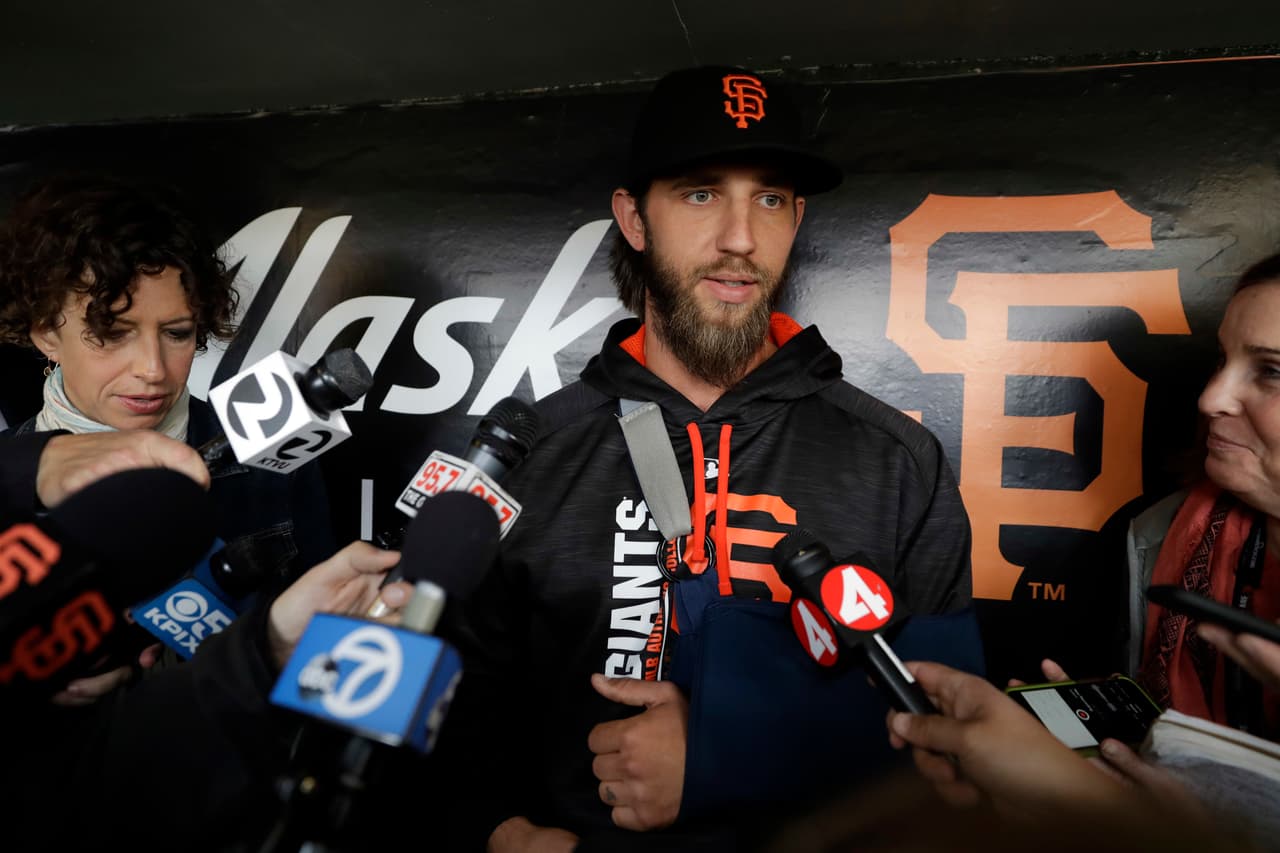 Madison Bumgarner, pitcher de los Gigantes de San Francisco, habla con la prensa antes del juego ante los Dodgers de Los Ángeles, el lunes 24 de abril de 2017 (AP Foto/Marcio José Sánchez)