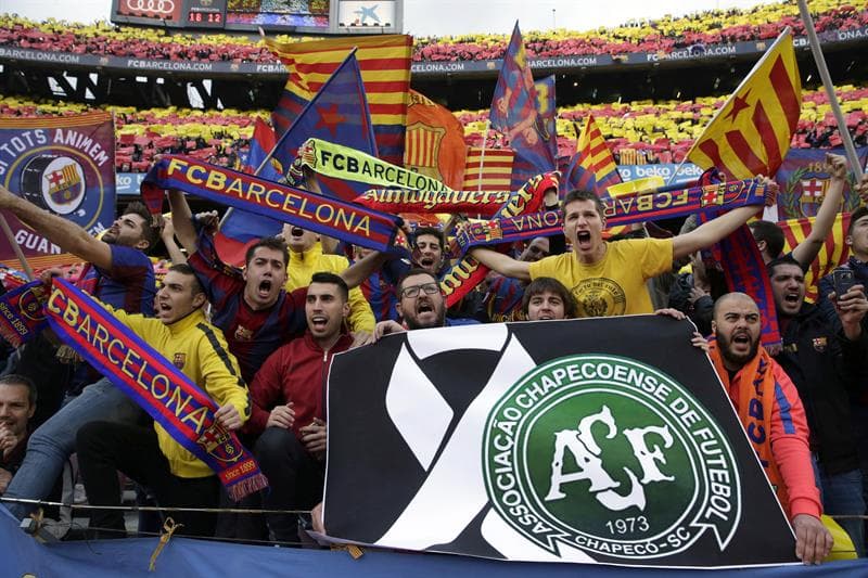 La fiesta tuvo un espacio para rendir un sentido homenaje al Chapecoense, que en las tribunas también fue recordado y con el que hay una gran solidaridad mundial.