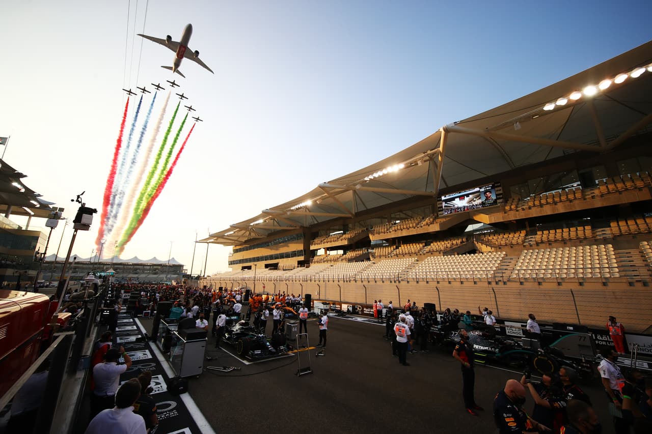 Max Verstappen se lleva el Gran Premio de Abu Dhabi, seguido de Valteri Bottas en segundo lugar y el británico Lewis Hamilton se llevó la tercera posición. El mexicano Sergio Pérez abandonó la carrera en la décima vuelta por fallas en el motor. Así cerró la temporada 2020 de la F1.