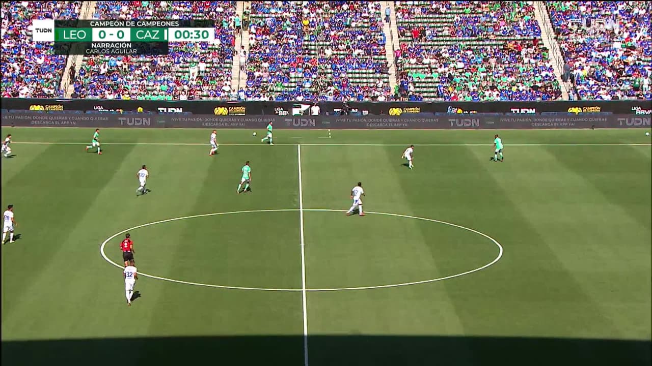 Arranca el partido y la pelota está en juego.