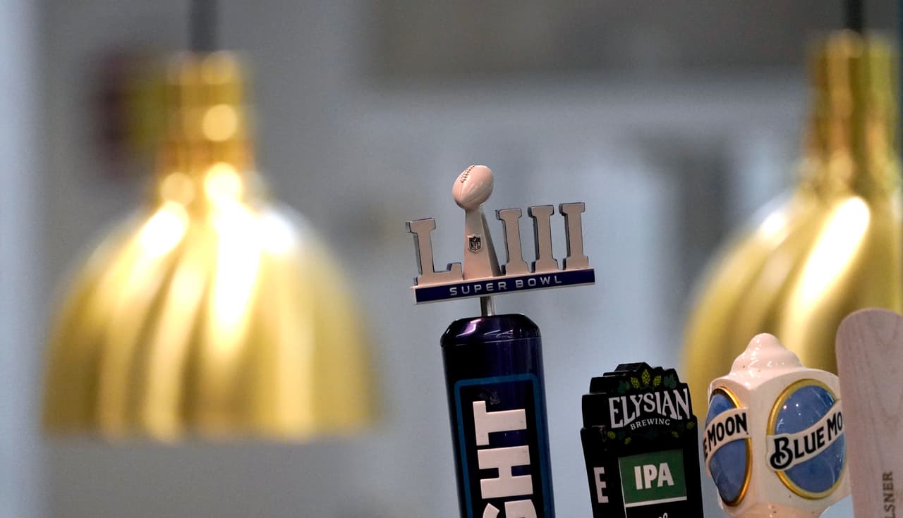 Desde luego, además de las bebidas gaseosas de todos conocidas, no puede faltar la cerveza, tanto de algunas marcas que ustedes ya conocen como las de moda, las artesanales.