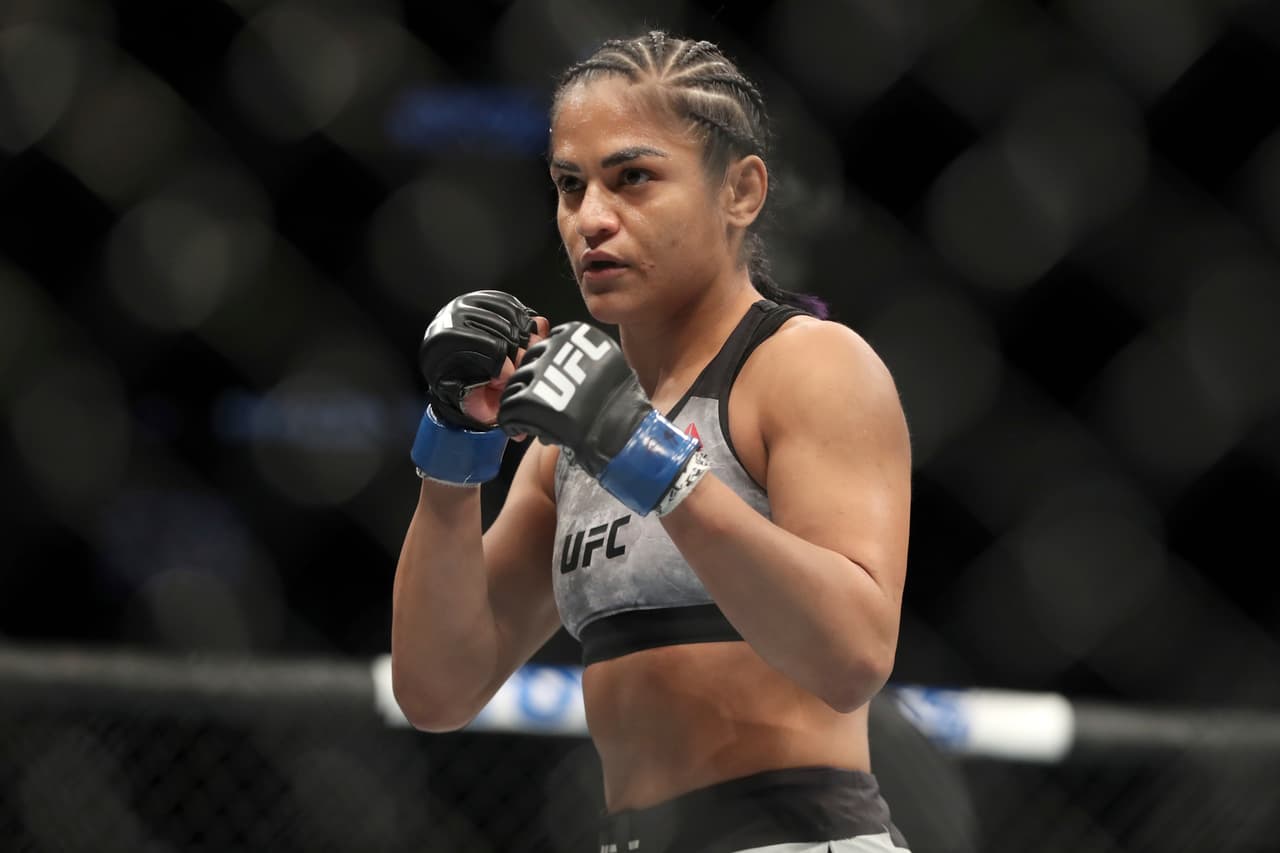 <b>Cynthia Calvillo</b>
<br>Peleadora de la UFC, fue suspendida por seis meses y recibió una multa de $6,000 dólares por dar positivo en THC, que es una sustancia que proviene del cannabis pero con fines medicinales.