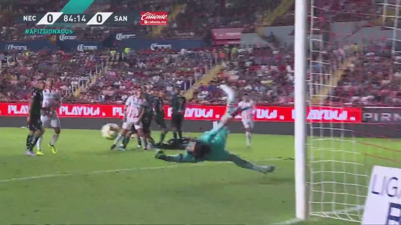 ¡Hay portero! Acevedo se estira para evitar el gol de Necaxa