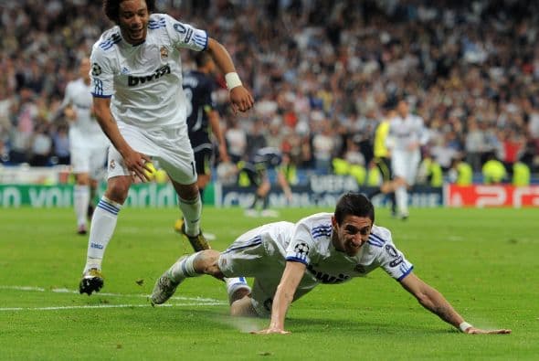 El extremo albiceleste marcó un golazo, aunque con el aporte de una alicaída zagar rival.