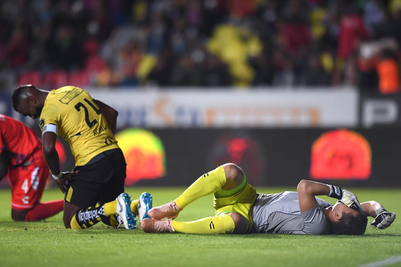 El arquero Sebastián Jurado (derecha) lo dejó todo en el arco del Veracruz, aquí tras un choque con Gabriel Achilier (izquierda).