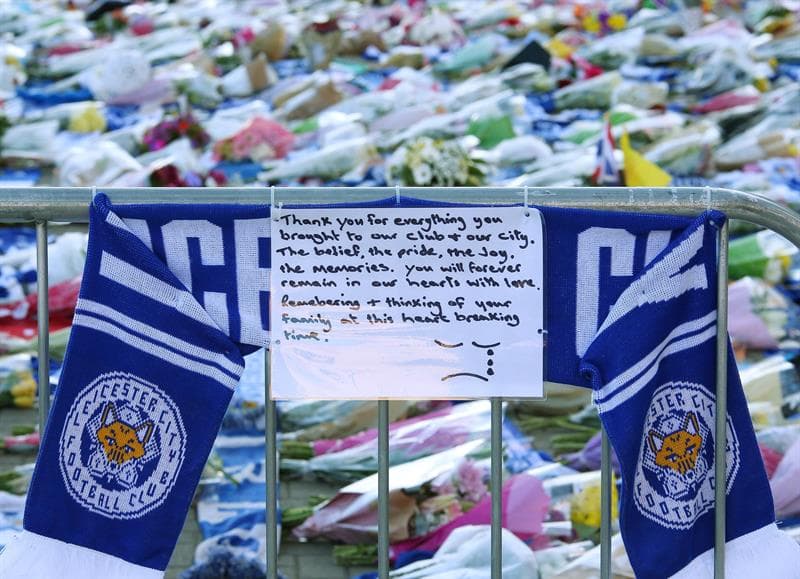 La esposa y el hijo de Vichai Srivaddhanaprabha, propietario del Leicester City, presentaron sus ofrendas junto miles de hinchas del club que se despidieron del hombre que falleció en un accidente de helicóptero de forma trágica.
