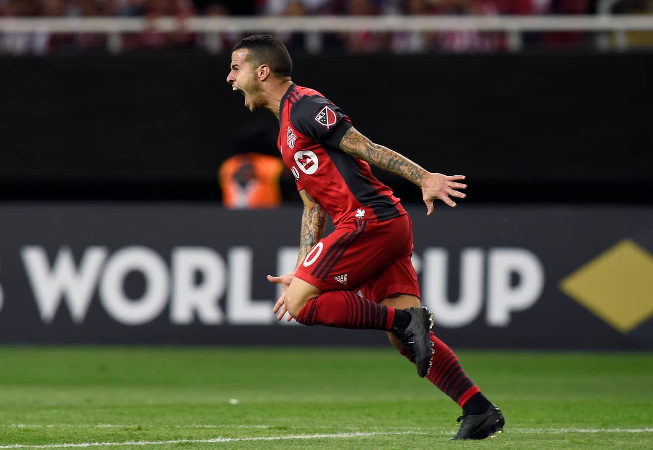 El italiano Sebastián Giovinco asumió el reto de dejar el fútbol de Europa para brillar en la MLS y en la Liga de Campeones de Concacaf se convirtió en un hombre determinante con su capacidad.