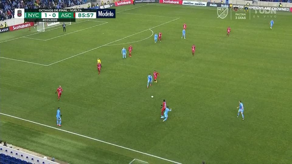 Tarjeta amarilla. El árbitro amonesta a Julio Cruz de San Carlos