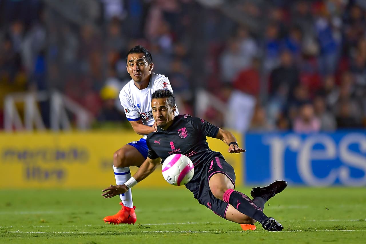 El primer penal se marcó a los 3 minutos el cual fue convertido por Camilo Sanvezzo para abrir el marcado en favor de Querétaro.