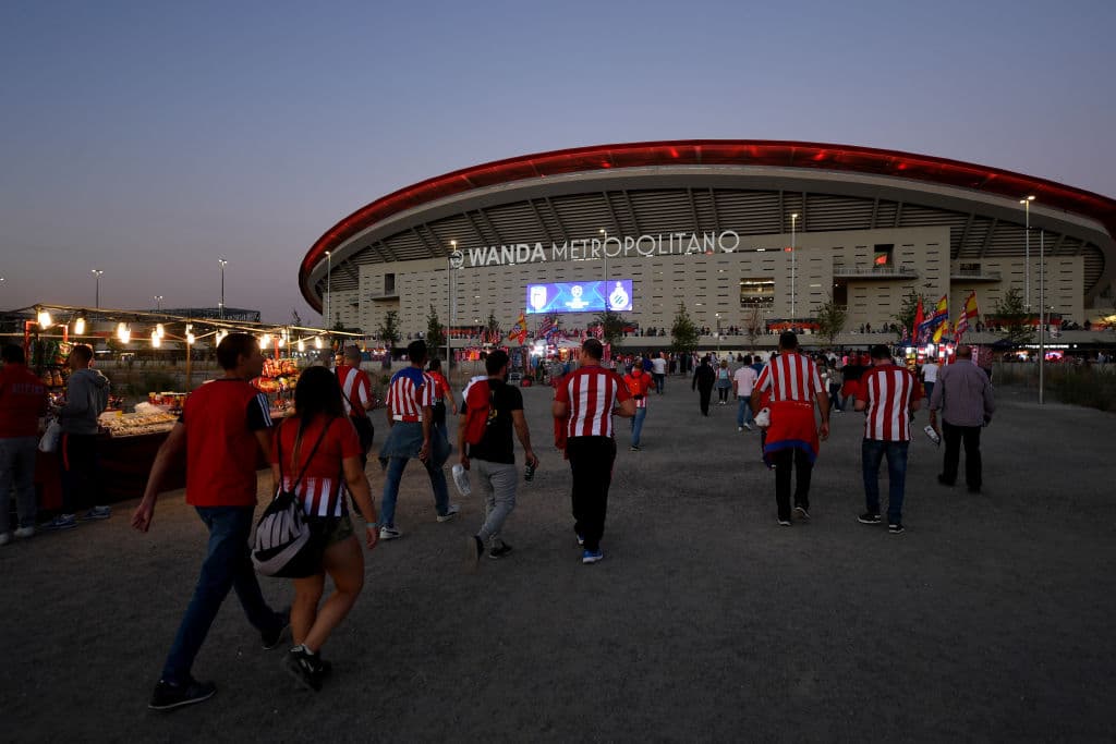 SIn más remedio que llegar al estadio a disfrutar de un gran partido y añorar por la victoria del Atlético, los aficionados caminaro al Wanda Metropolitano.