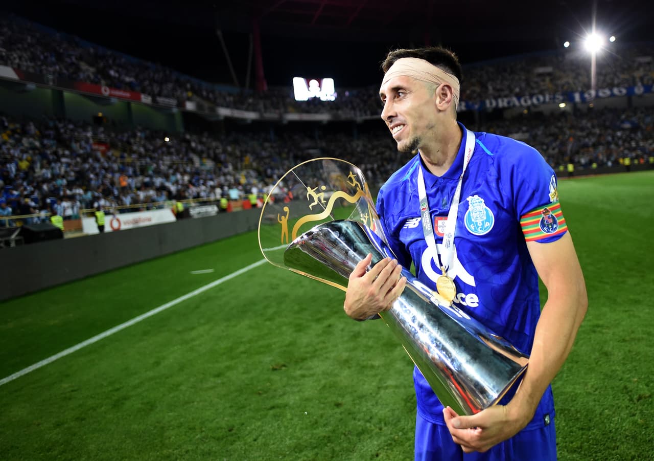 Al final no se concretó nada e incluso llegó a sonar simultáneamente para ser jugador del Real Madrid por la cercanía con Julen Lopetegui.