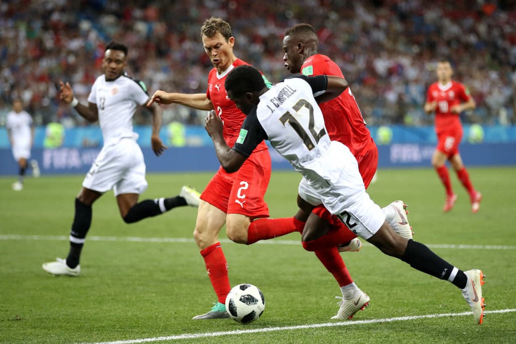 Ya en tiempo de resposición el delantero Joel Campbell en una de sus intentonas y escapadas al área suiza fue derribado por detrás justo en el límte y se decretó el penalti.