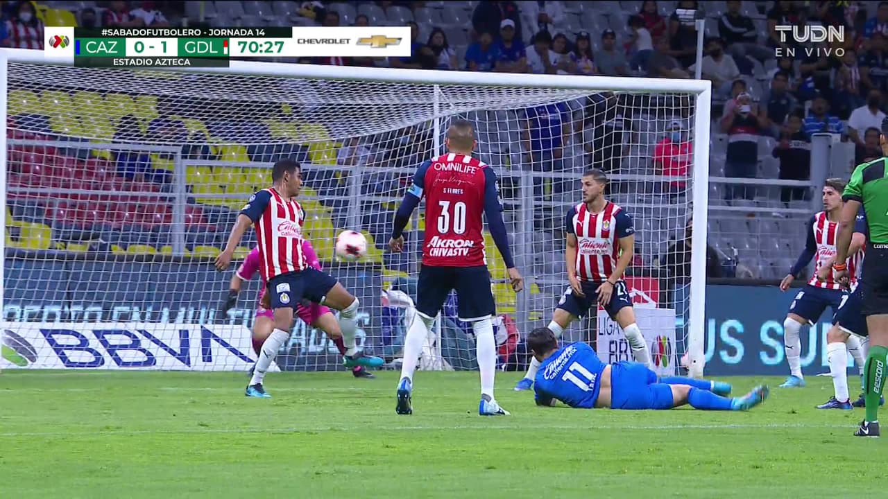 ¡Expulsión! El árbitro saca la roja directa a Alexis Vega.