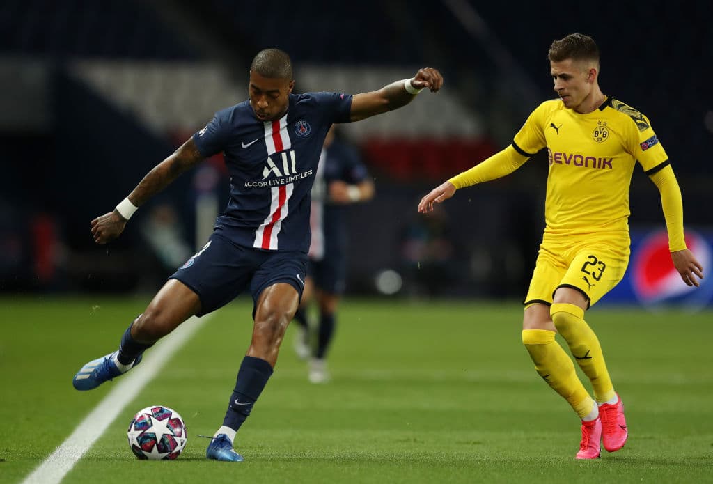 Presnel Kimpembe del Paris Saint-Germain está presionado sobre la línea por Thorgan Hazard del Borussia Dortmund.