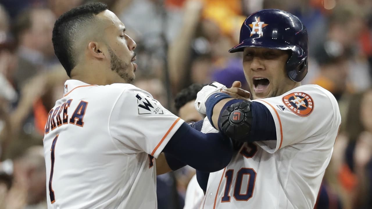 Yuli Gurriel (der.) encabezó el rally de la segunda entrada.