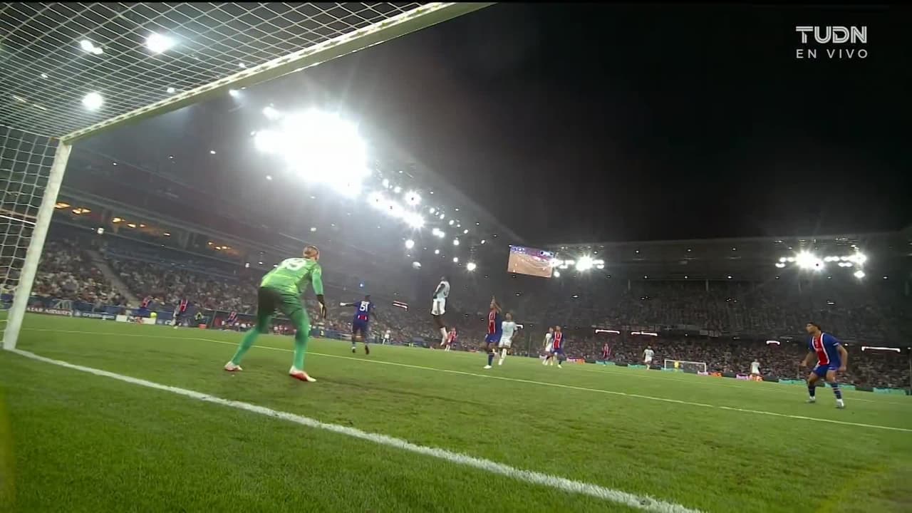 ¡Cerca el Aston Villa! Madjo remata pero la pelota se va por un costado