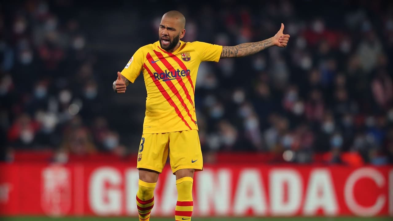 Alves sobre Dembélé: "Mientras siga en el Barça, hay que defenderlo"