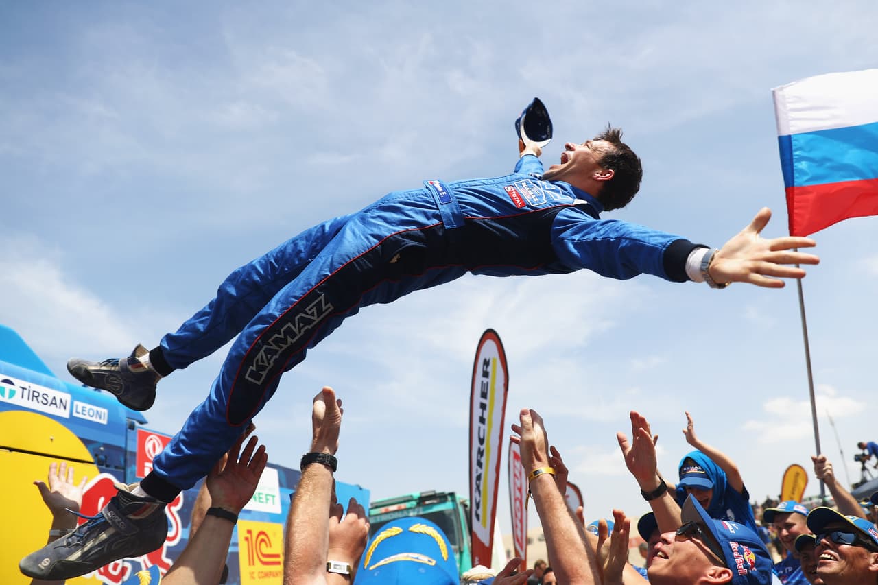 El catarí Nasser Al-Attiyah en autos; Eduard Nikolaev y su equipo Kamaz (foto), integrado por Evgenii Iakovlev y Vladimir Rybakov, en camiones; y el australiano Toby Price en motos (foto), celebraron su triunfo en el Rally Dakar.