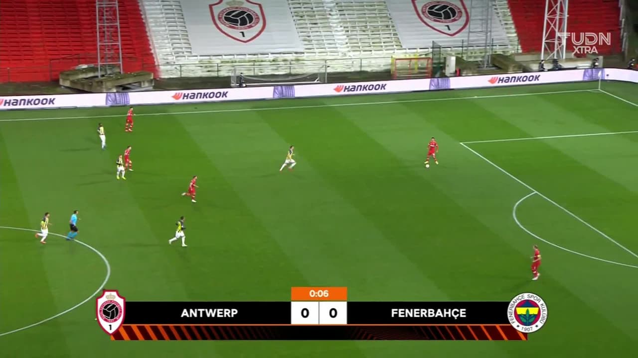 Arranca el partido y la pelota está en juego.