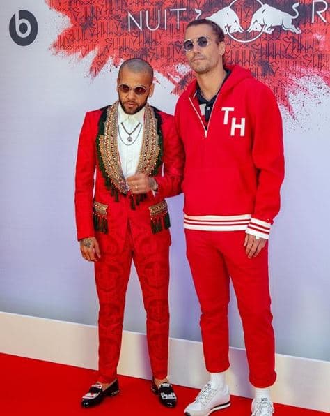 ¿Qué tal el look de Dani Alves? Siempre extravagante y más en una fecha tan especial como esta.