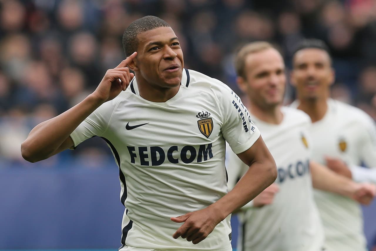 Kylian Mbappe tras anotar el primer gol de Mónaco en el partido contra Caen en la liga francesa, el domingo 19 de marzo de 2017. (AP Foto/David Vincent)