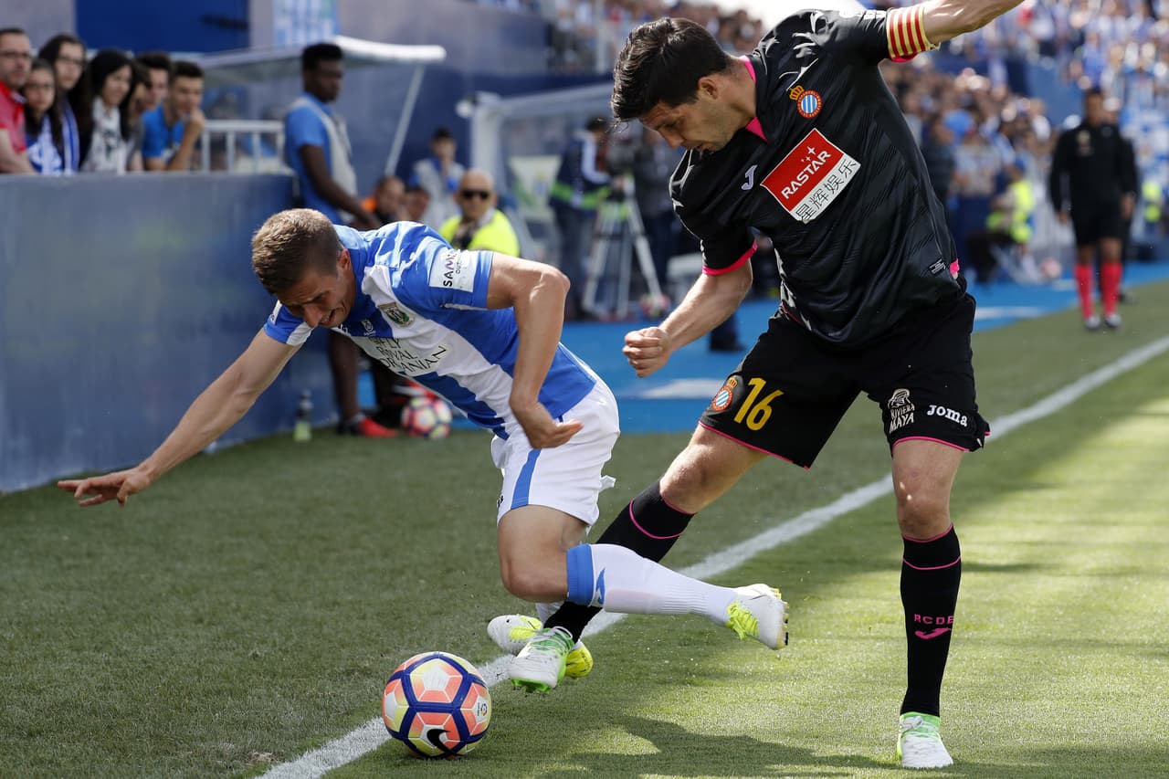 Los locales también lo intentaban por la banda derecha con el argentino Alexander Szymanowski, que fue bien custodiado por Javi López.