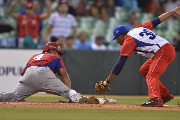 Los Vegueros de Pinar del Río eliminaron a los anfitriones Cangrejeros de Santurce de la Serie del Caribe en 10 innings 3-2.