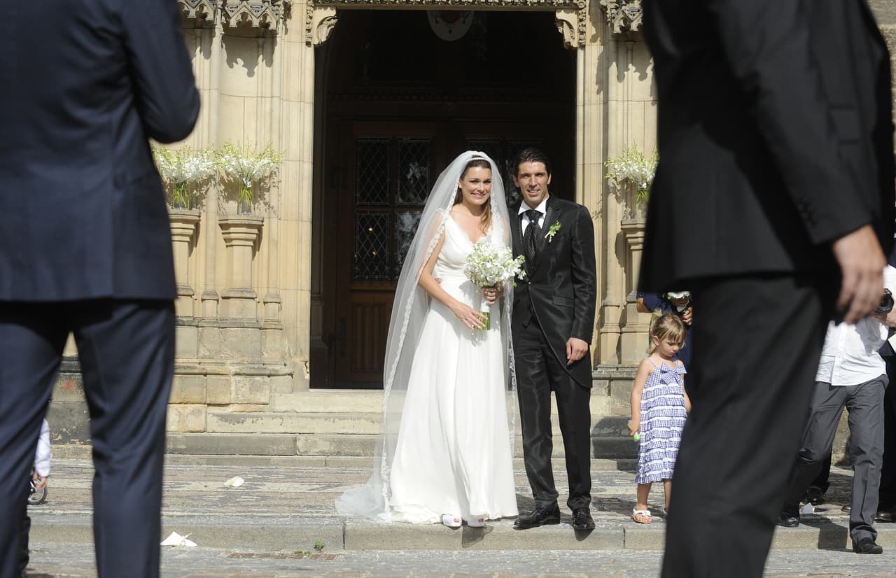 Gianluigi Buffon y su esposa Alena Seredova en su matrimonio en la iglesia Vysehrad's, en ceremonia de junio 16 de 2011 en Praga (República Checa).