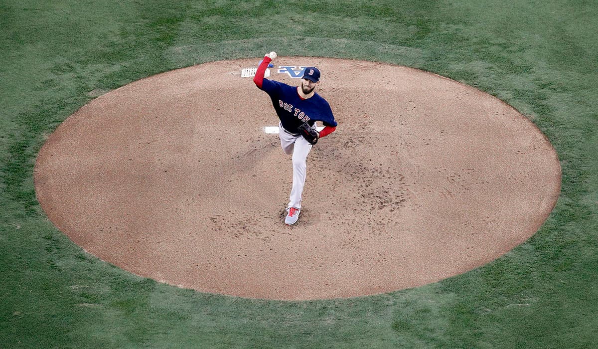 El derecho Rick Porcello abrió el juego para los Boston Red Sox desde el montículo con un total de 4 entradas y dos tercios donde entregó cinco ponches pero recibió la primera carrera de los Dodgers.