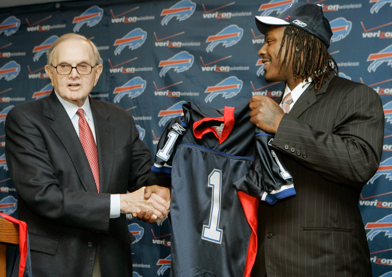 Draft NFL 2007 donde los Buffalo Bills lo seleccionaron en la Primera Ronda, Pick 12. Aquí con Ralph Wilson el fallecido dueño y fundador de los Bills.