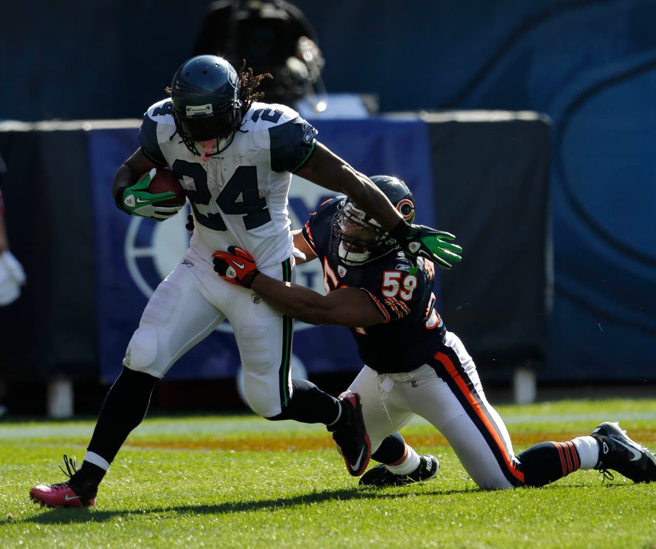 El 17 de octubre de 2010 ya vestía los colores de los Seahawks y contra Chicago anotó su primer touchdown con Seattle.