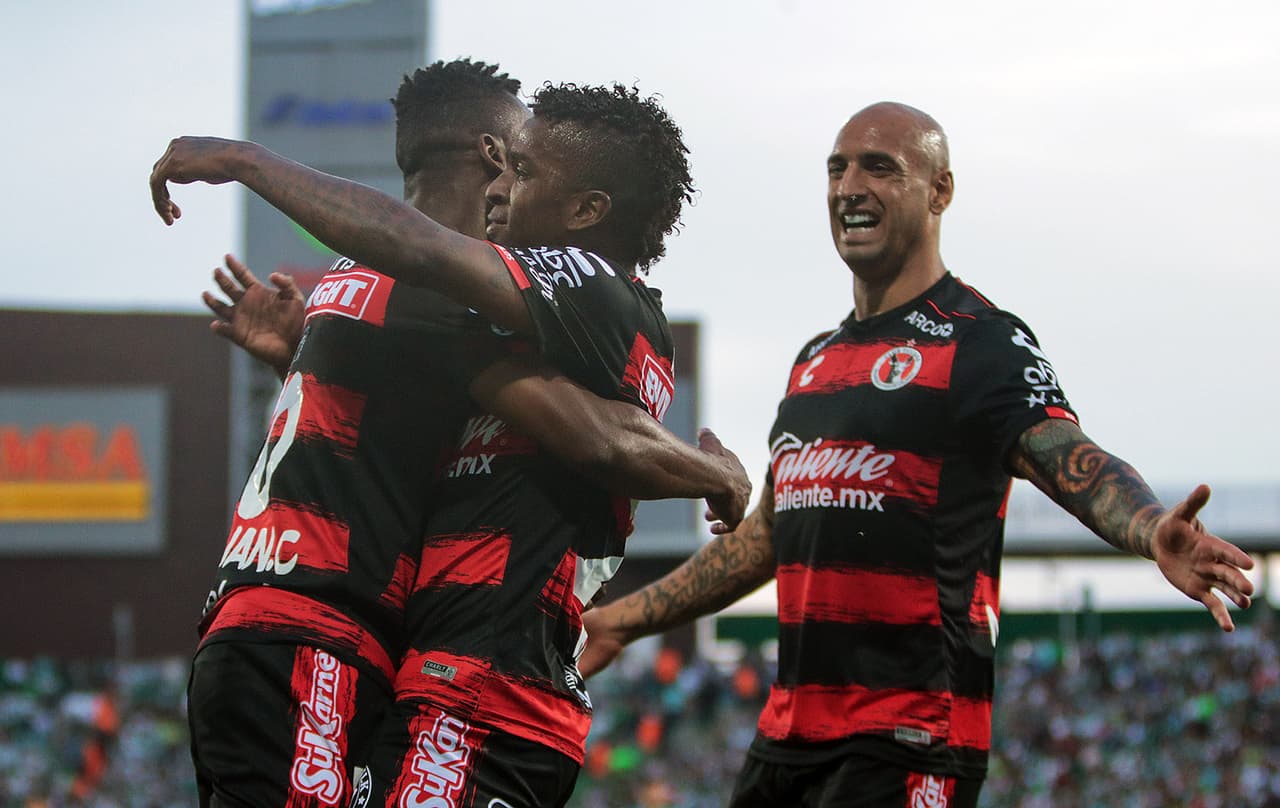 Al minuto 20 el ecuatoriano Miller Bolaños (centro) abrió el marcador para Xolos, 1-0 parcial.