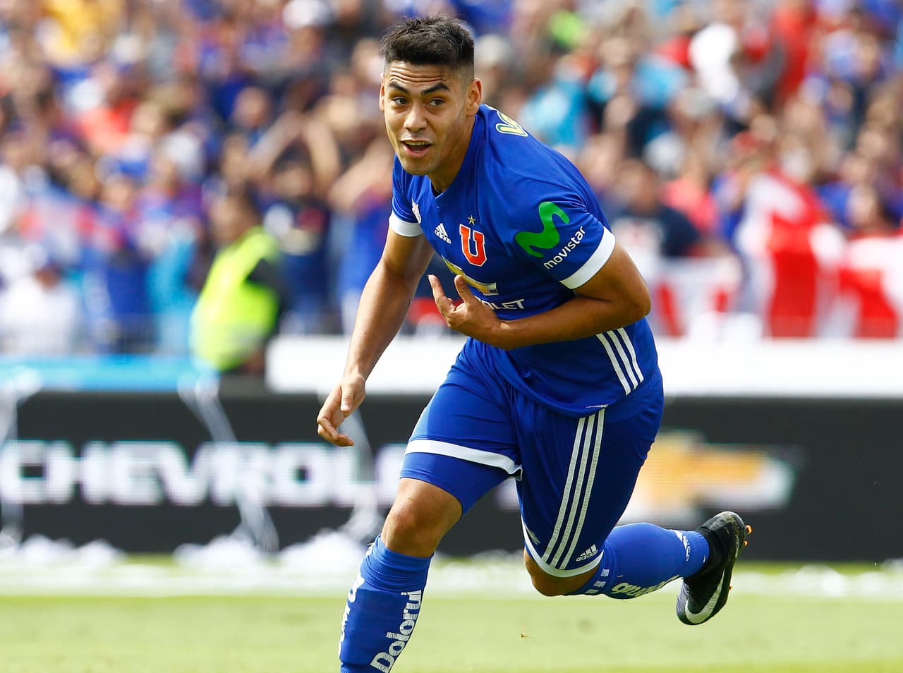 El siguiente es Felipe Mora, jugador de la Universidad de Chile, un joven delantero de 23 años y goleador de su equipo con 17 anotaciones.
