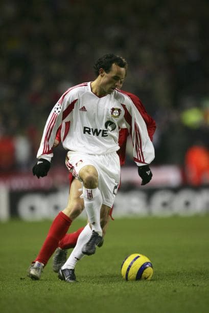 Estas actuaciones y goles le sirvieron para probarse con el Bayer Leverkusen de Alemania, aunque no tuvo mucha suerte pues sólo se quedó unos cuantos meses.